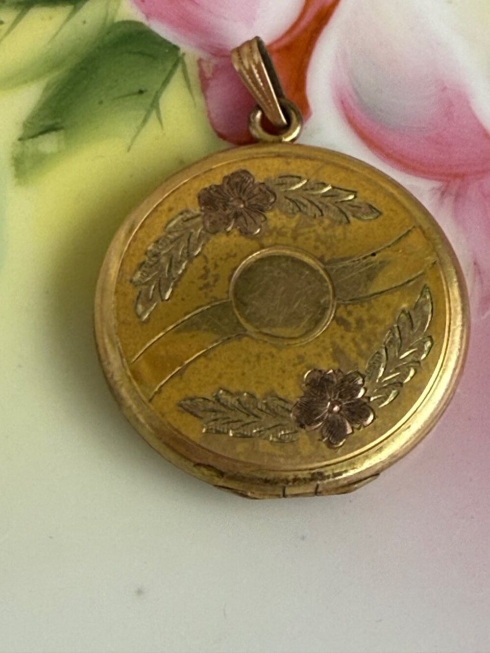 Antique 1920s Round Gold Filled Etched Floral Locket 1 1/8" - Picture 10 of 12